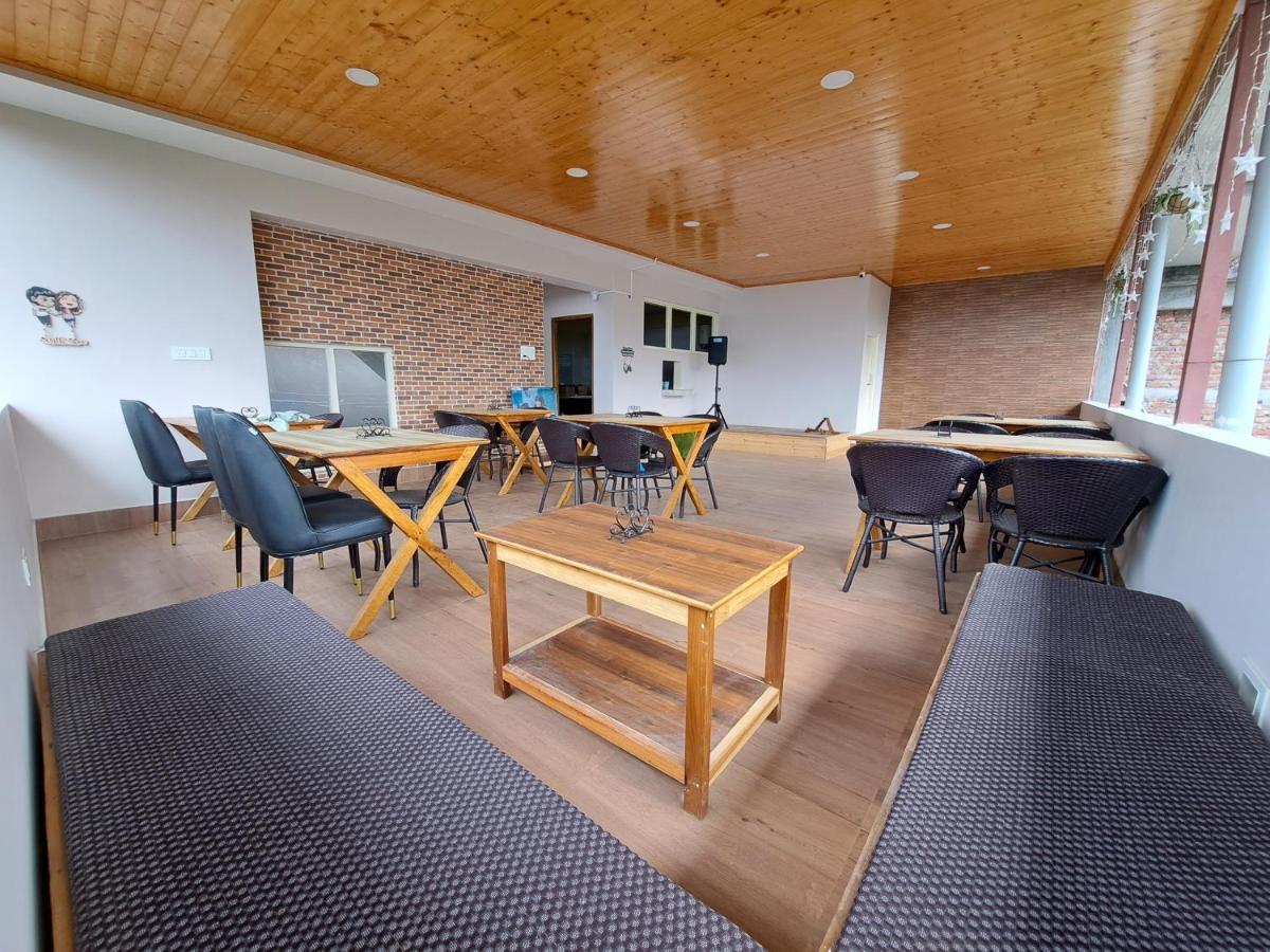Snow White Retreat Hotel And Restaurant Ґанґток Екстер'єр фото