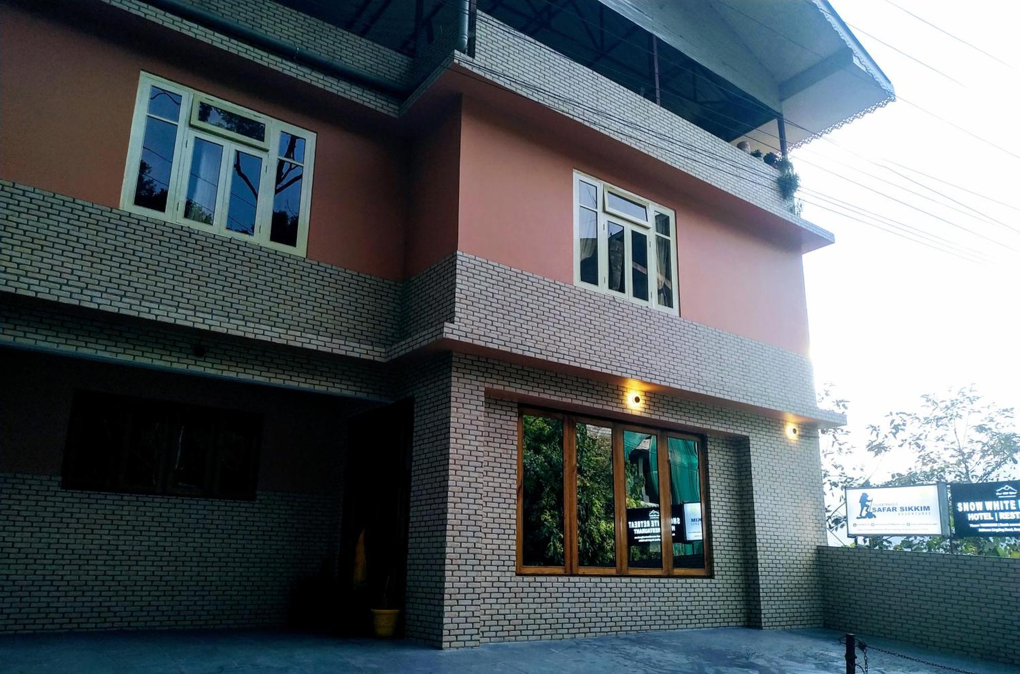 Snow White Retreat Hotel And Restaurant Ґанґток Екстер'єр фото